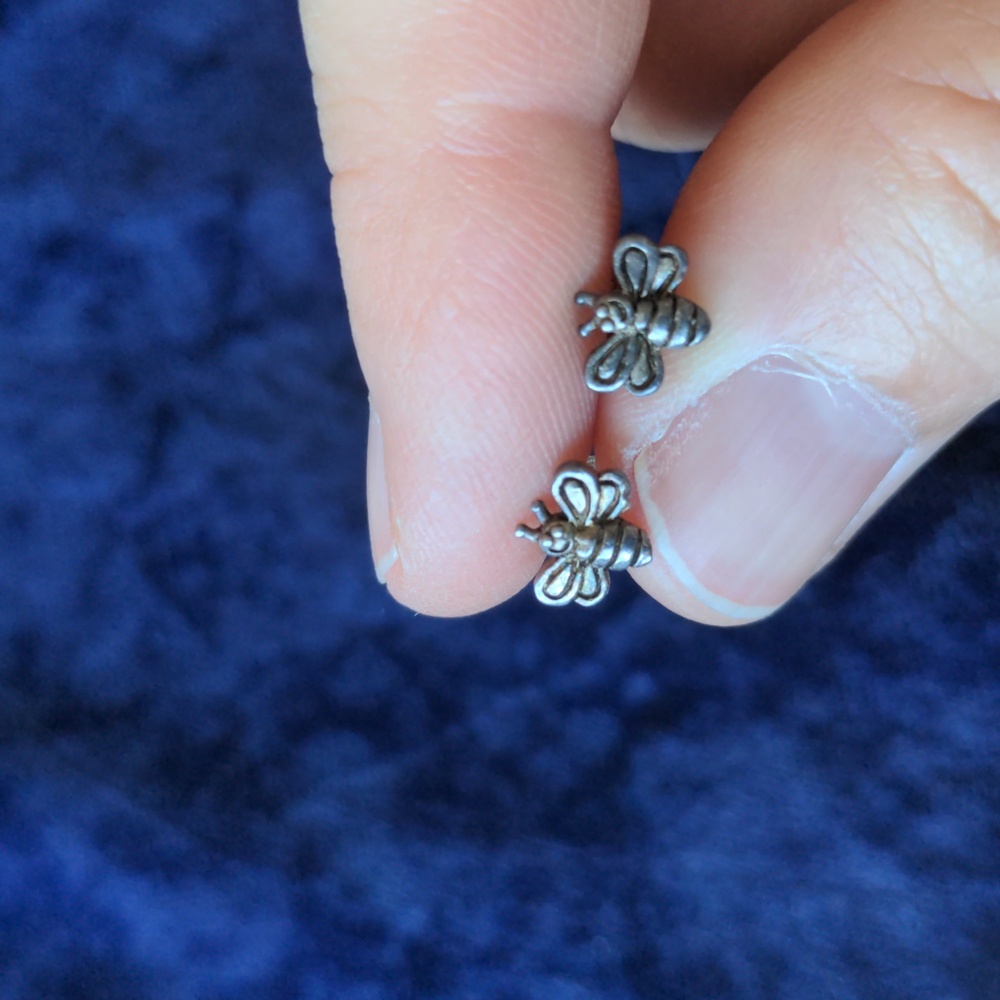 New 925 sterling silver smiling Bees / Bumblebee stud earrings